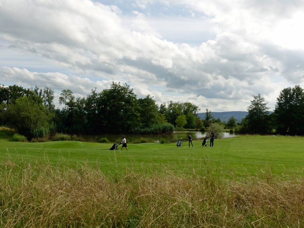 Golfplatz mit Teich