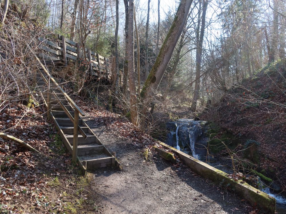 Treppe und Wasserfall