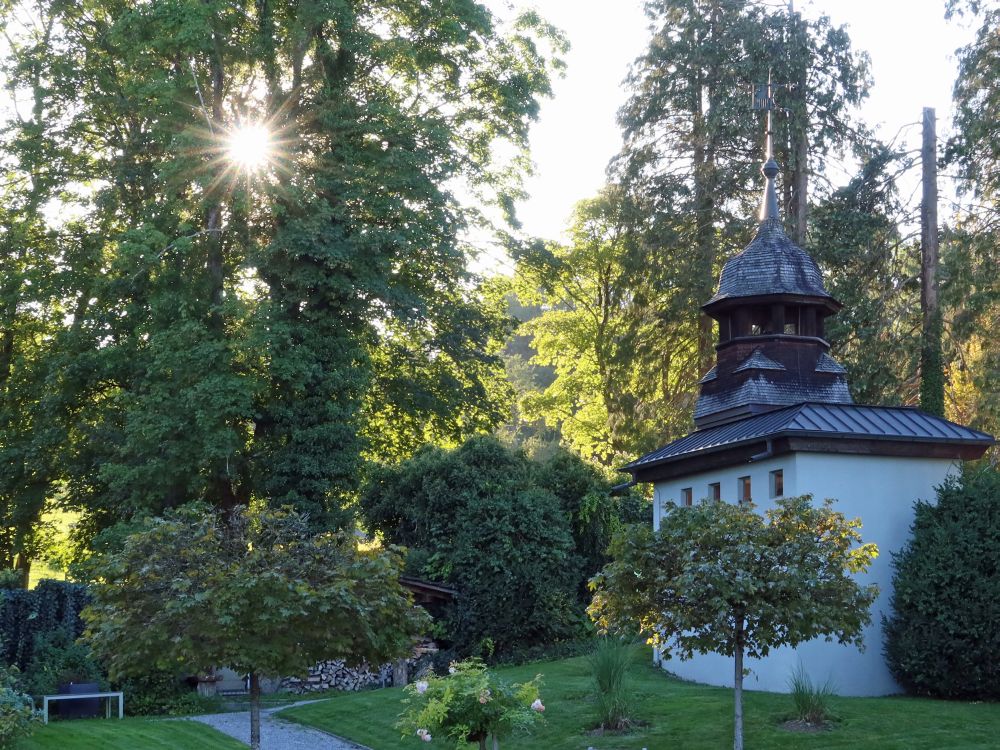 Kapelle mit Gegenlicht