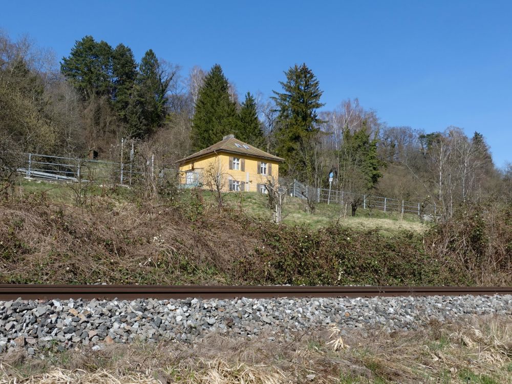 Haus über der Bahnlinie