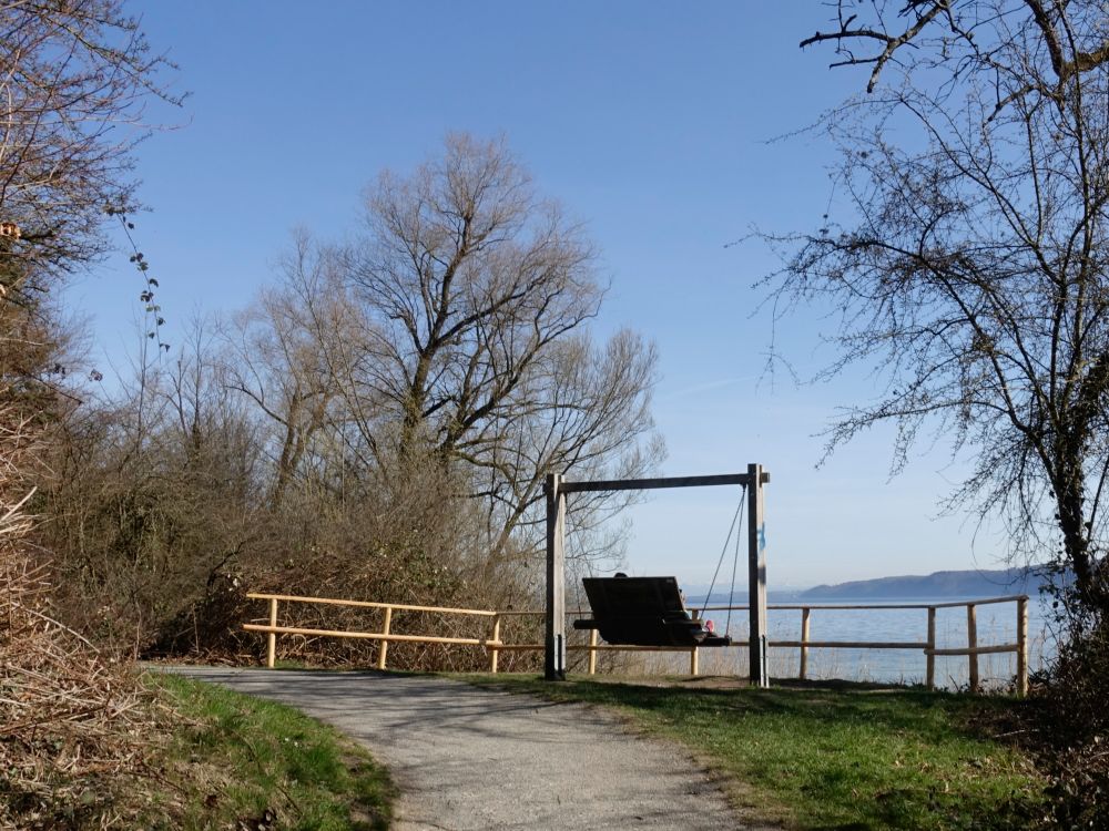 Sitzbank am Uferweg