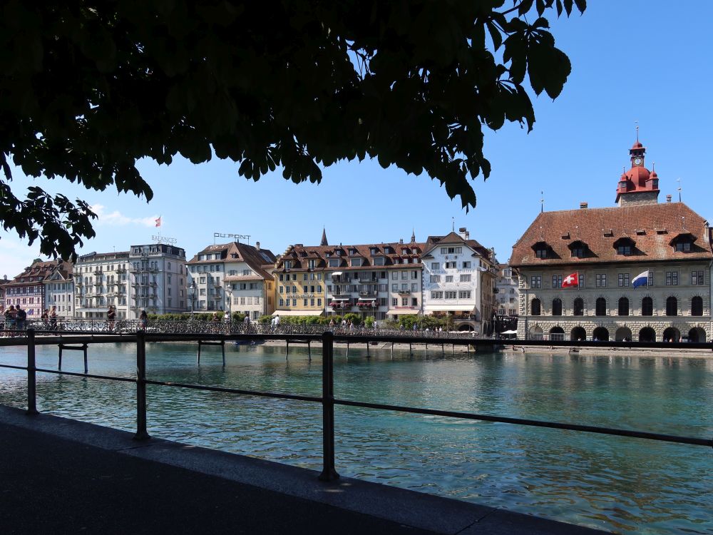 Rathaussteg und Rathaus (re.)