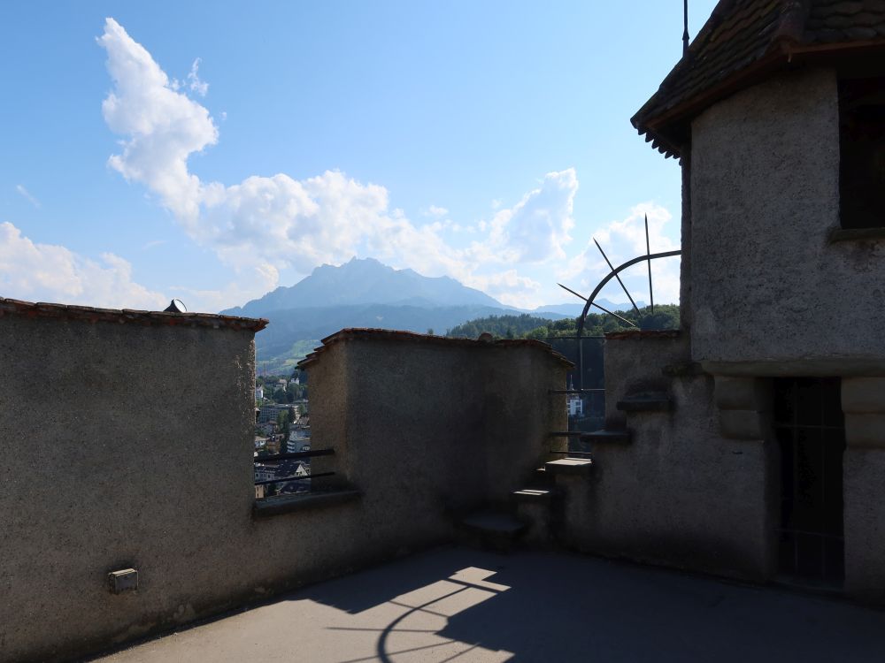 Pilatus über der Turmmauer