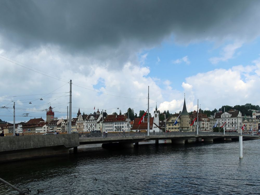 Dunkle Wolken über der Seebrücke