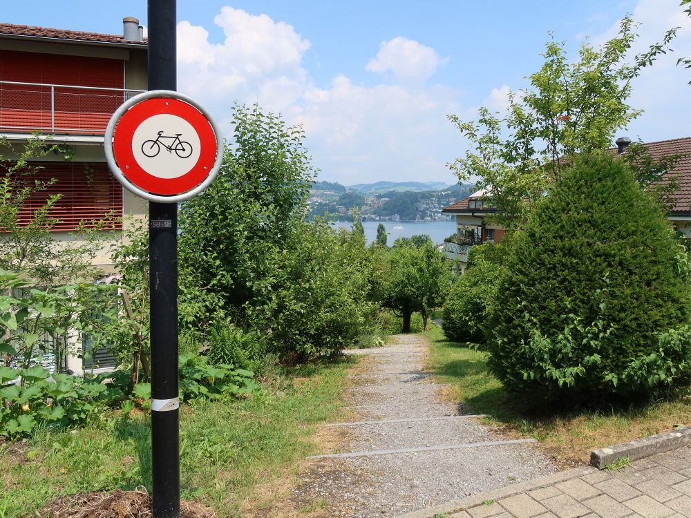 Weg zwischen den Häusern am Schönbühl