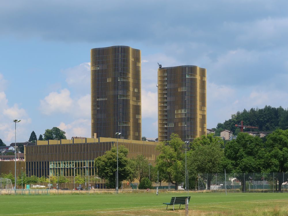 Hallenbad mit Hochhäuser