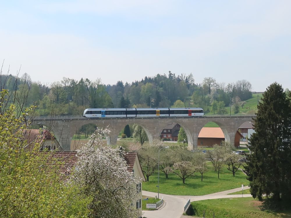 Eisenbahn auf dem Viadukt