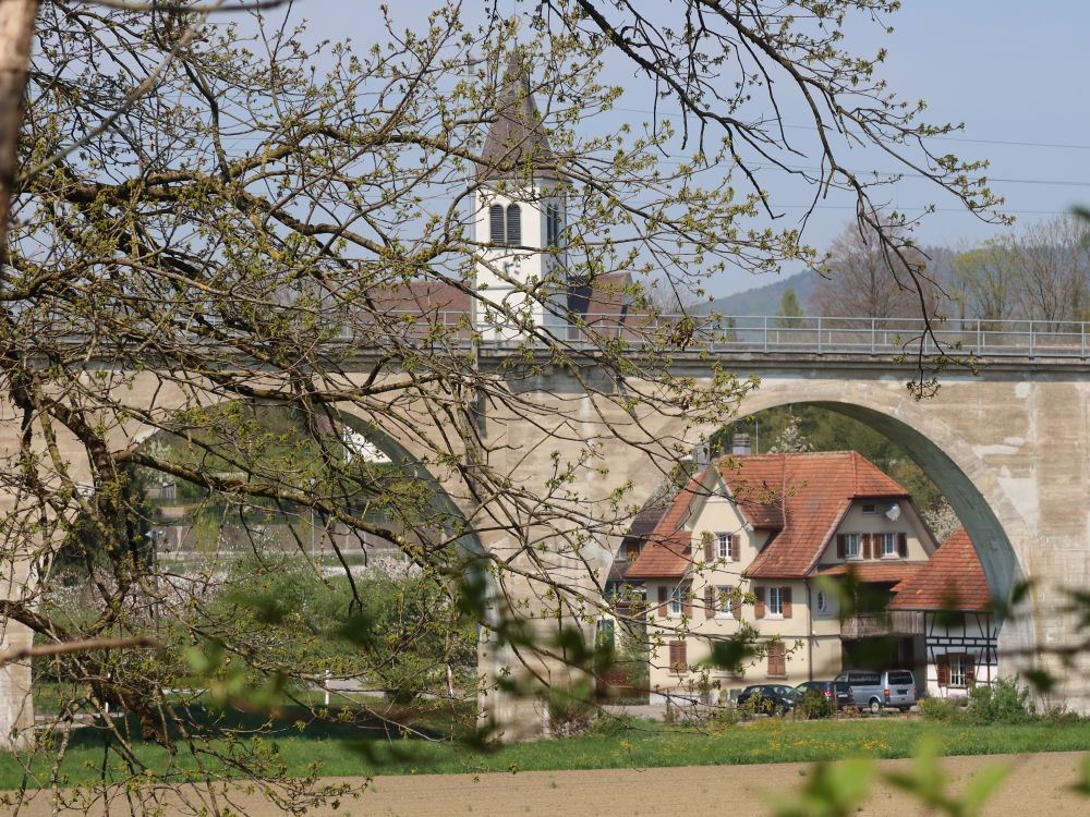 Haus im Viaduktbogen und Ev. Kirche