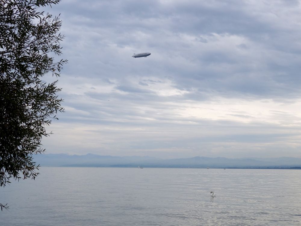 Zeppelin über dem Bodensee