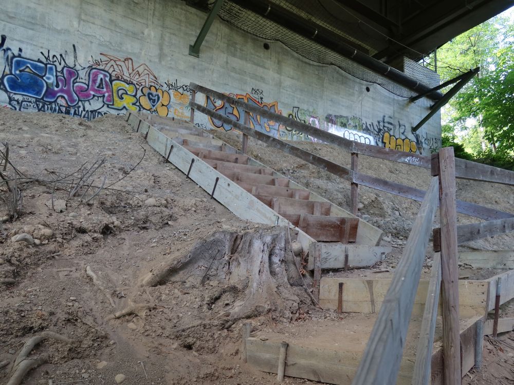 Treppe unter der Autobahn