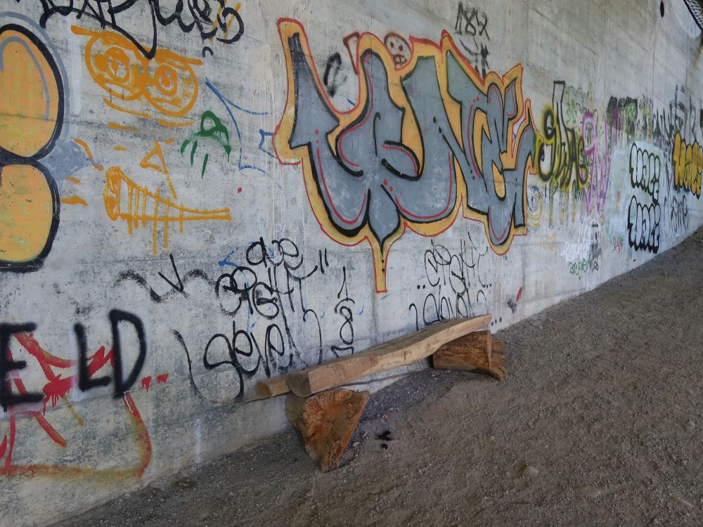Sitzbank und Grafitti