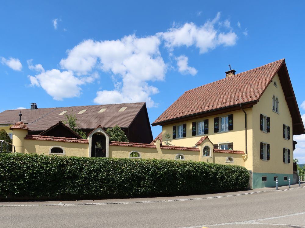 Haus mit Mauer