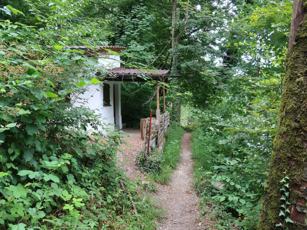 Häuschen am Reussufer