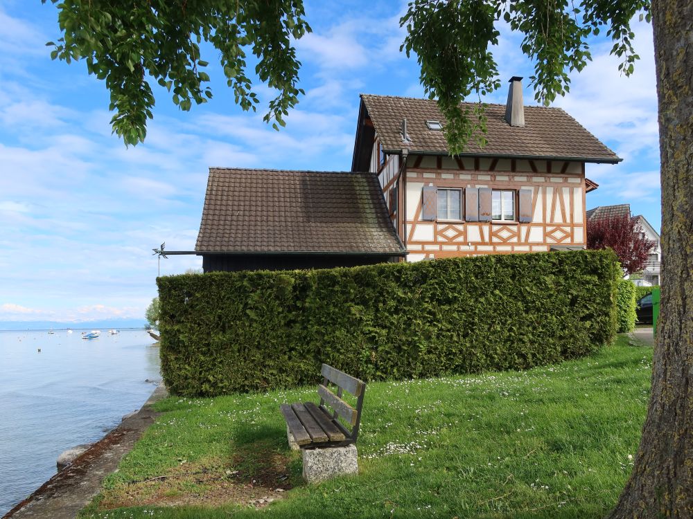 Fischerhus am Seeufer