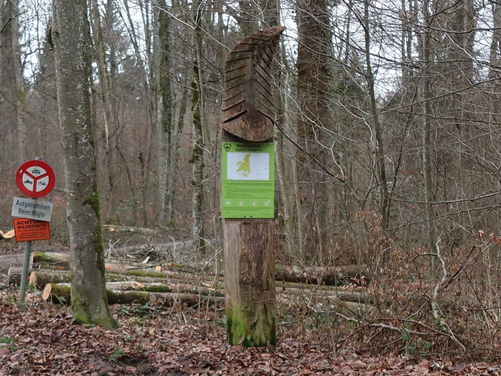 Holzfigur mit Infotafel