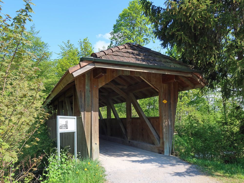 Holzüberdachte Brücke über die Glatt