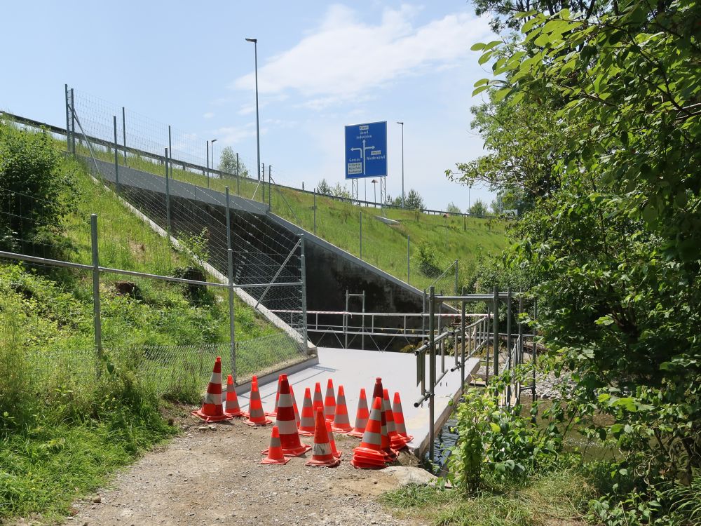 Baustelle unter der Autobahnzufahrt