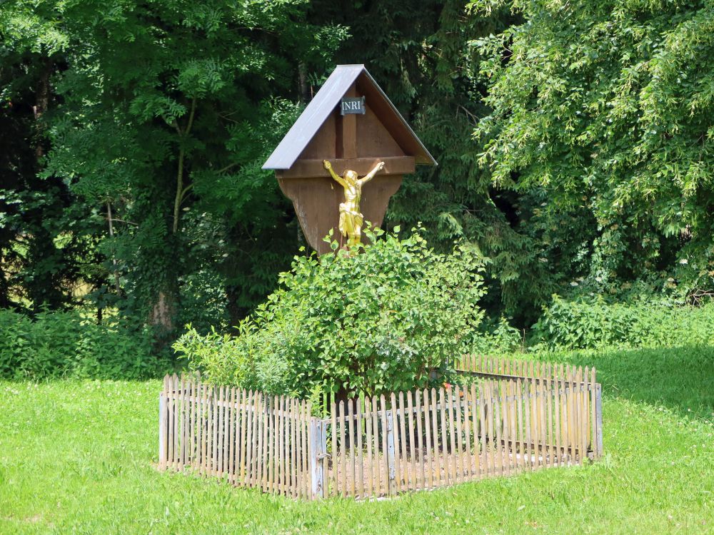 eingezäuntes Wegkreuz
