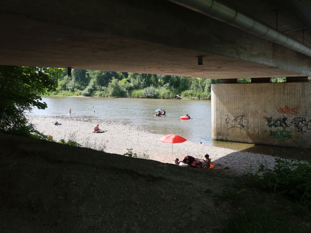 Badende unter der Thurbrücke