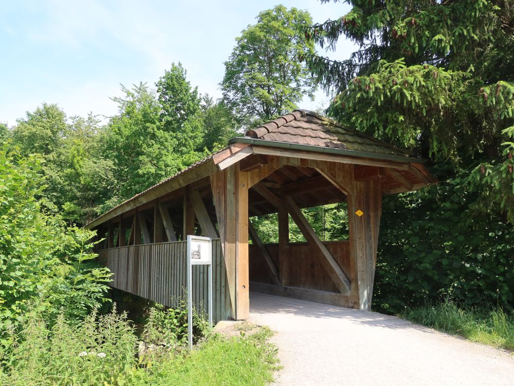 gedeckte Holzbrücke
