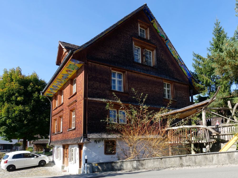 Haus mit Holzfassade