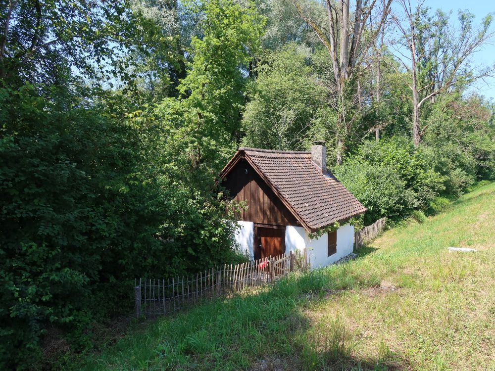 Häuschen am Reussufer