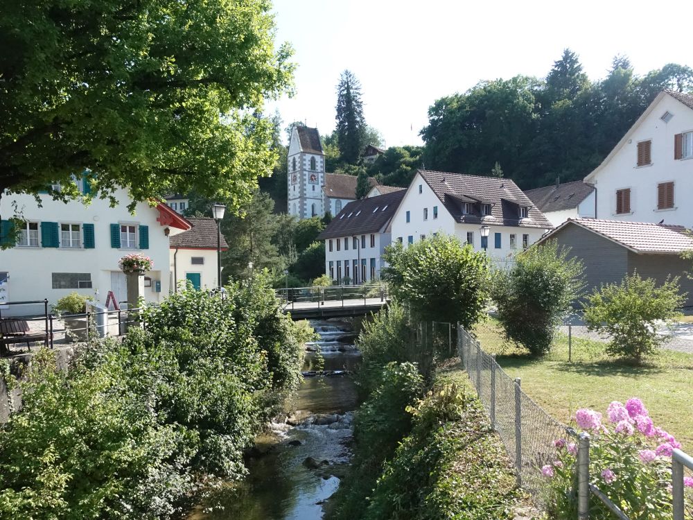 Wildbach und Kirche von Rorbas