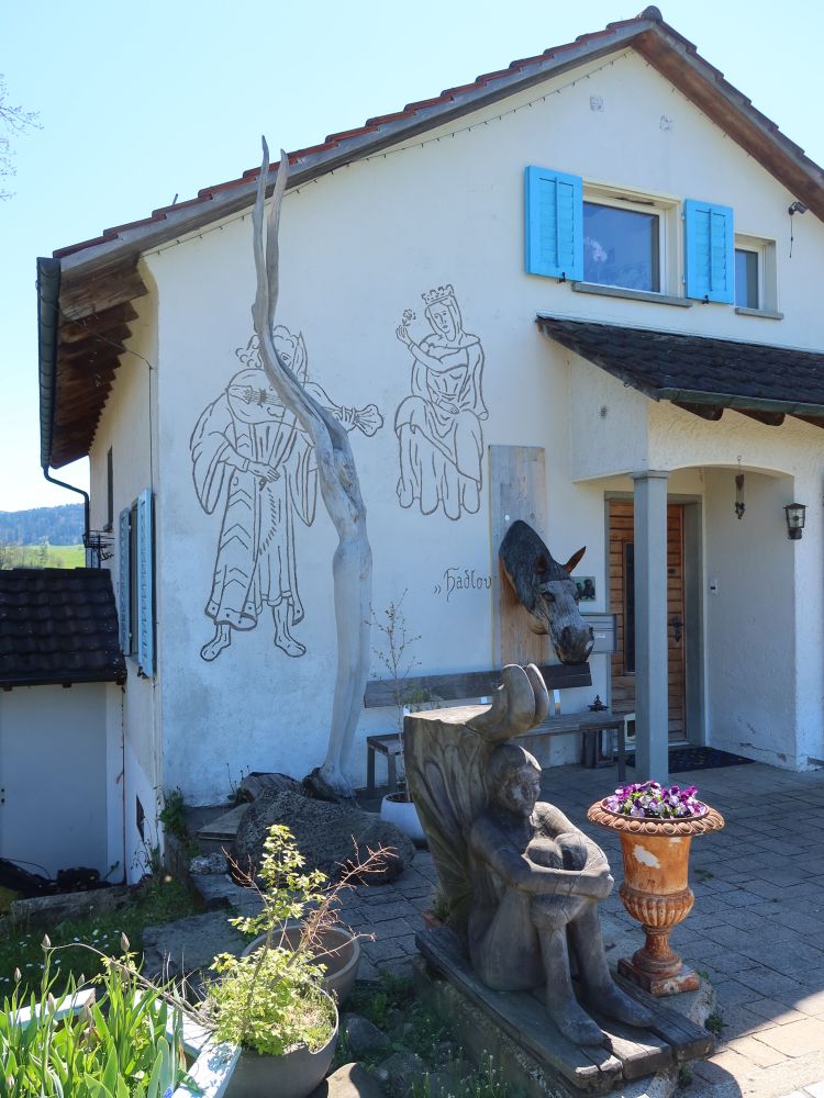 Skulpturen am und vor dem Haus