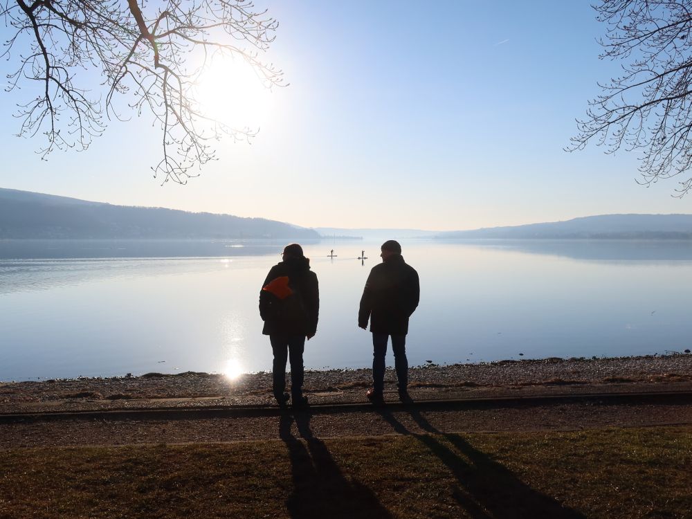 Menschen am Seeufer