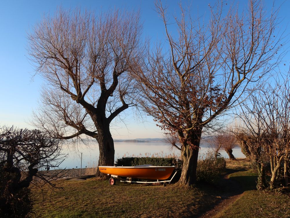 Boot am Uferweg