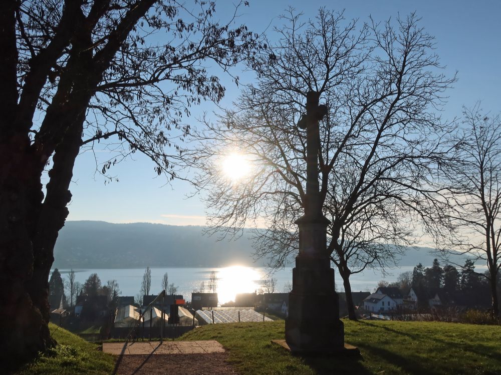 Wegkreuz im Gegenlicht