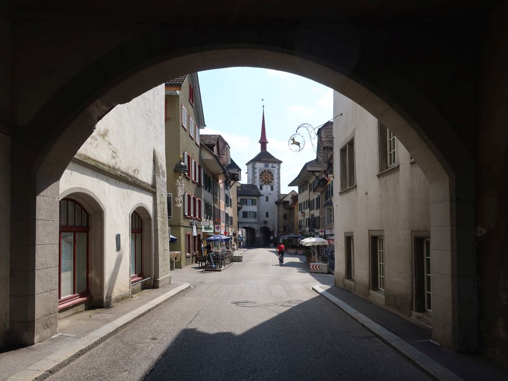 Blick durch Brückentor auf Zeitturm