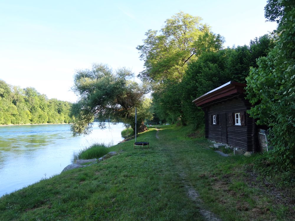 Hütte am Rheinufer