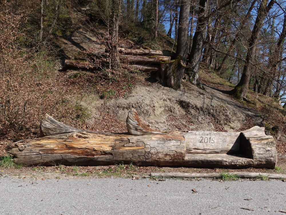 Sitzbank aus Baumstamm