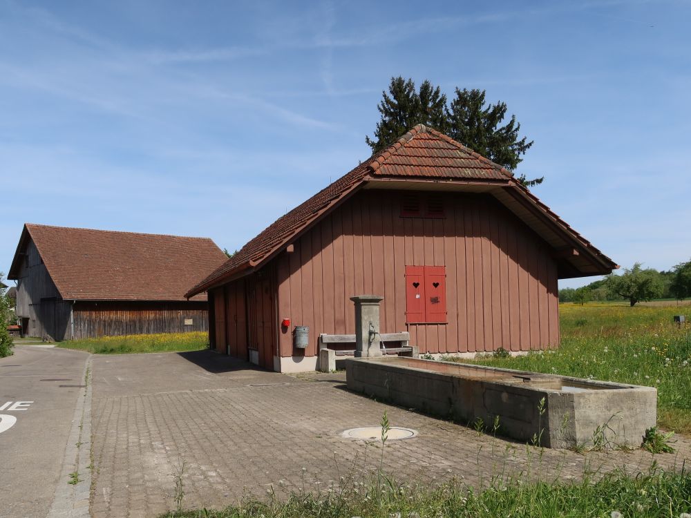 Brunnen und Scheune