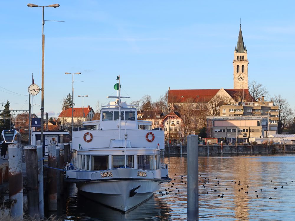 Passagierschiff und Kirche