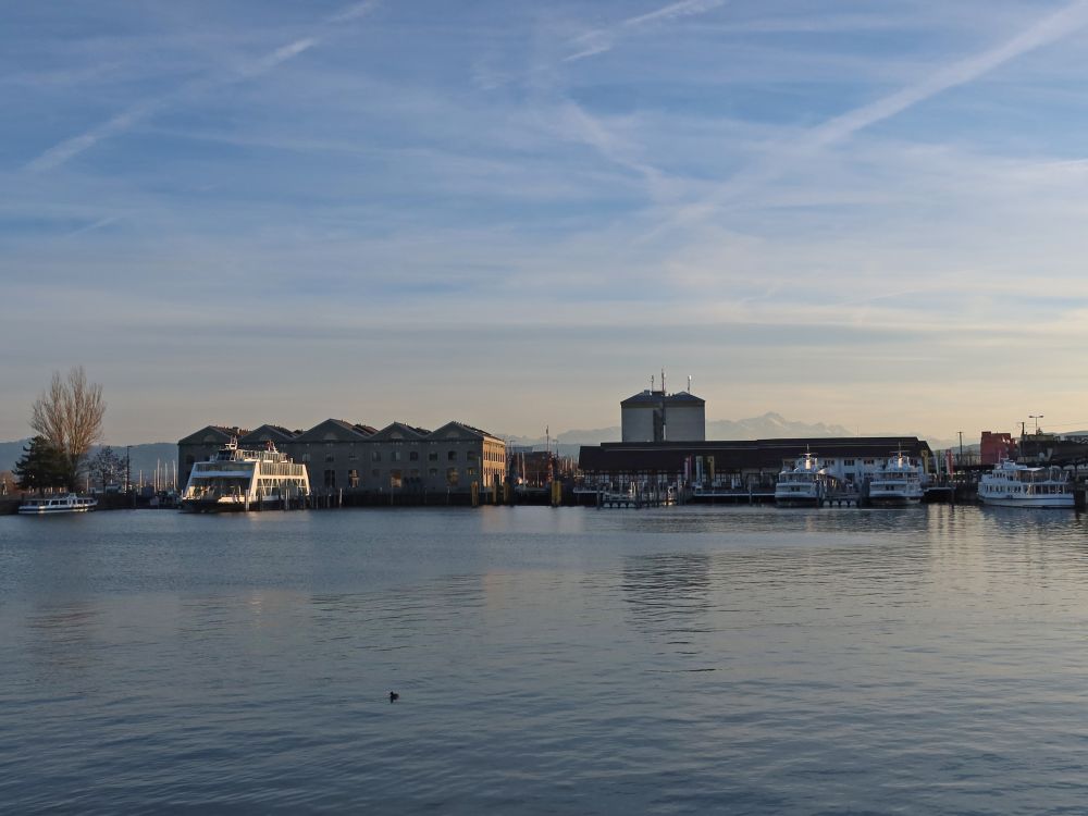 Hafen mit Schiffen