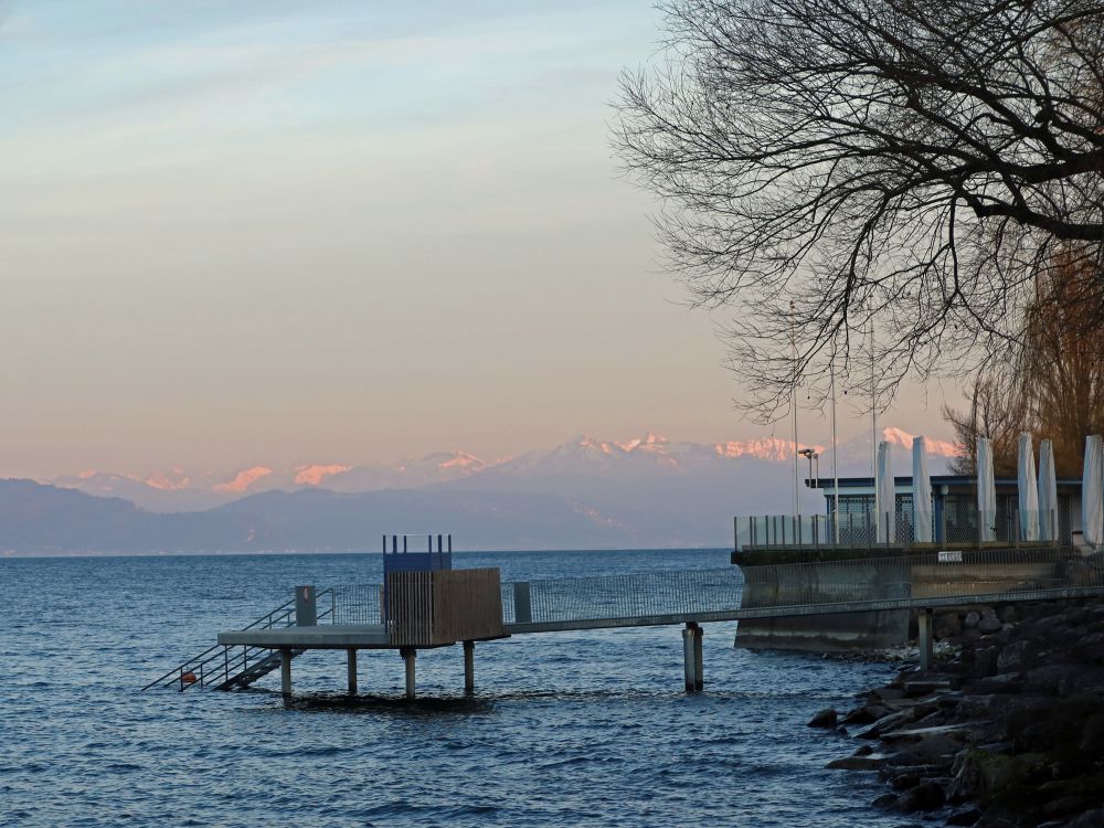 Steg am Seebad und Alpen im Dunst