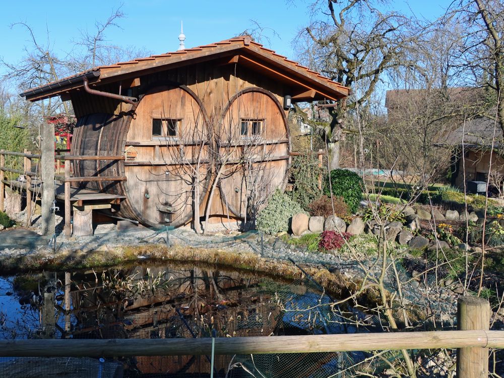 Häuschen aus Holzfässern