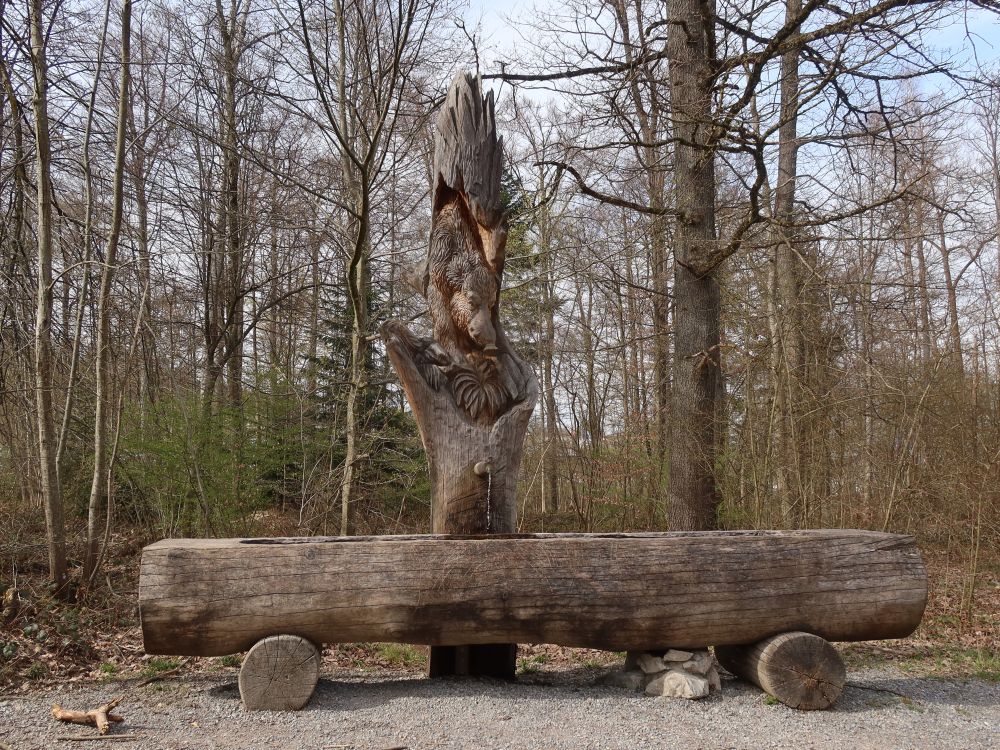 Brunnen mit Schnitzerei