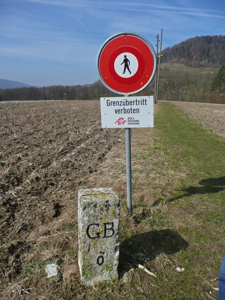 Verbotsschild zwischen Stein und hningen