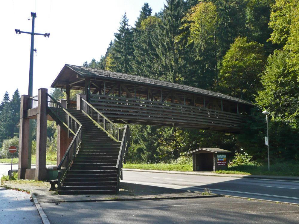 grosszügig dimensionierte Fussgängerbrücke