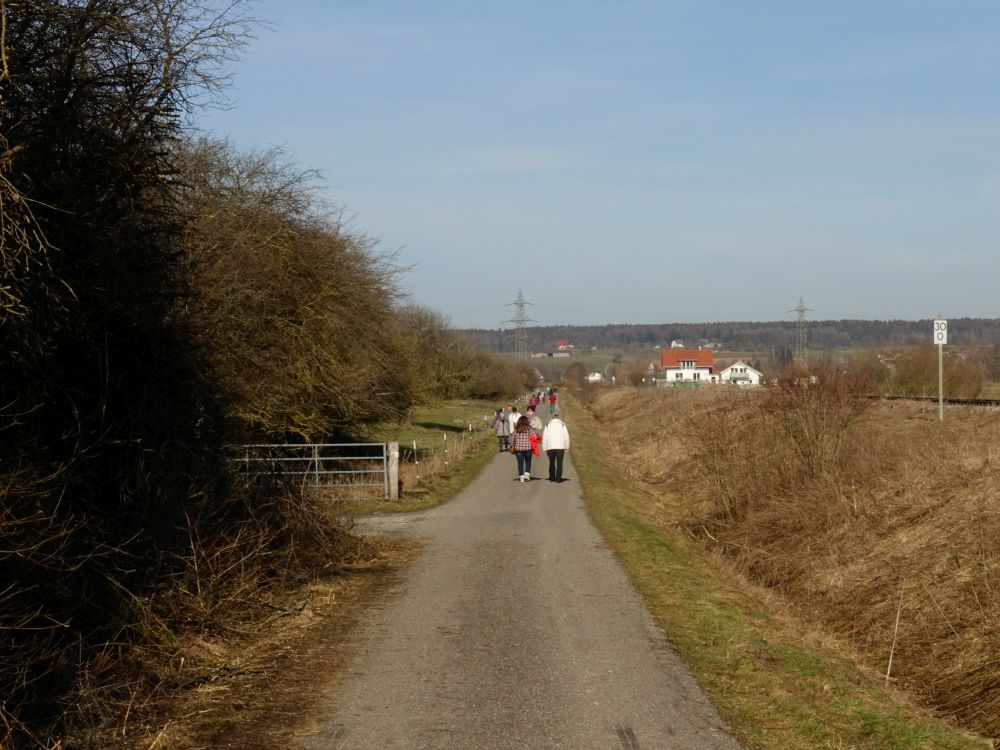 Spaziergänger an der Bahnlinie