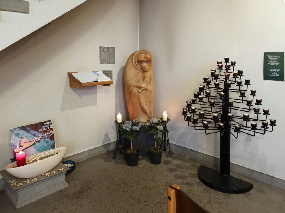 Heiligenfigur und Kerzen