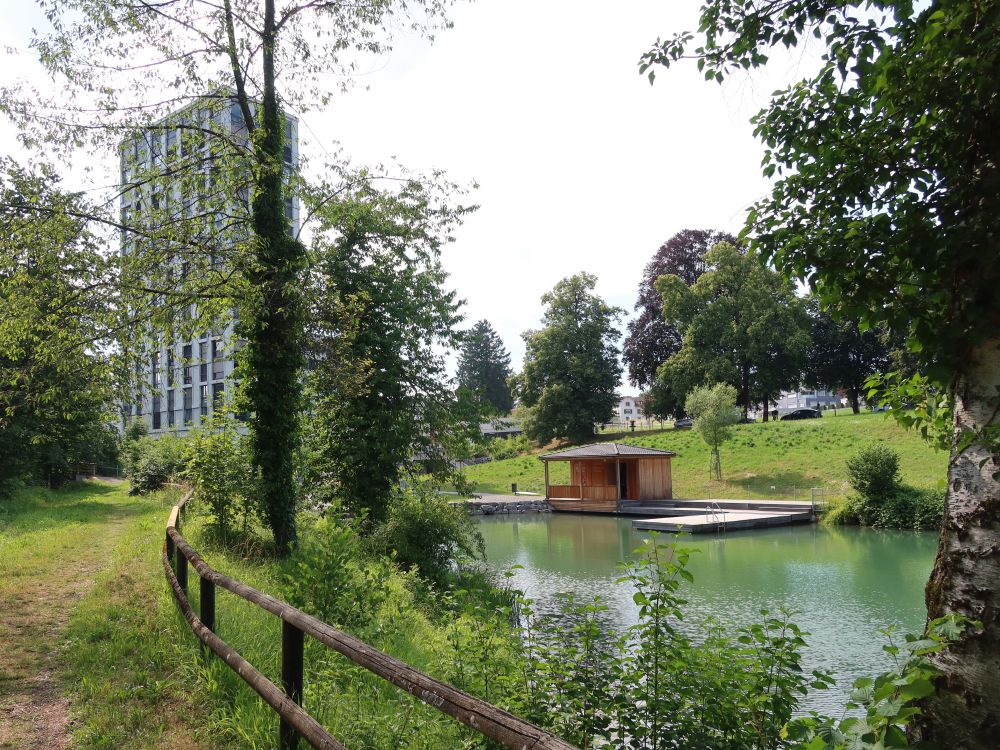 Hochhaus und Mühleweiher