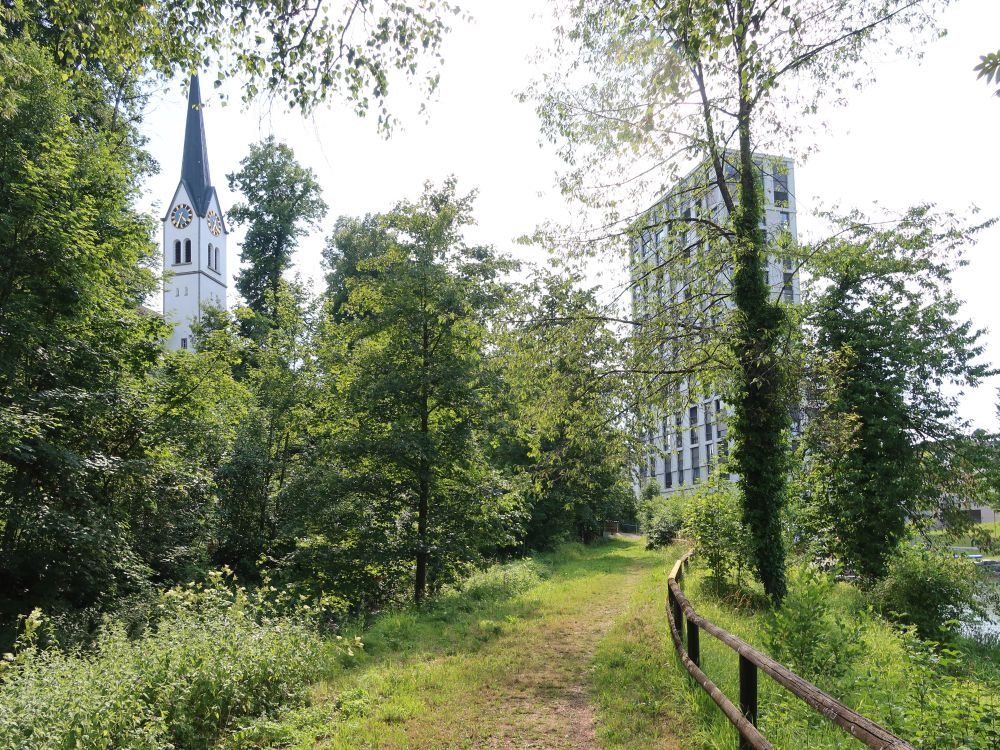 Kirchturm und Hochhaus
