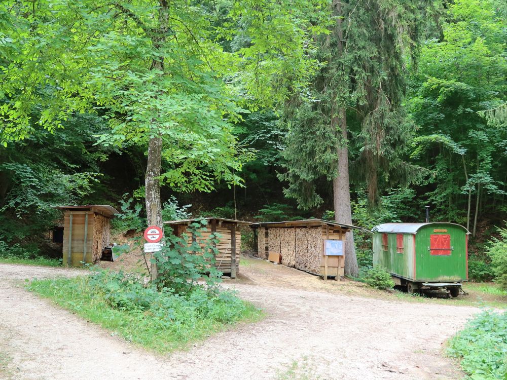 Holzlager mit Bauwagen