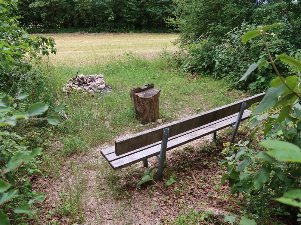 Feuerstelle mit Sitzbank