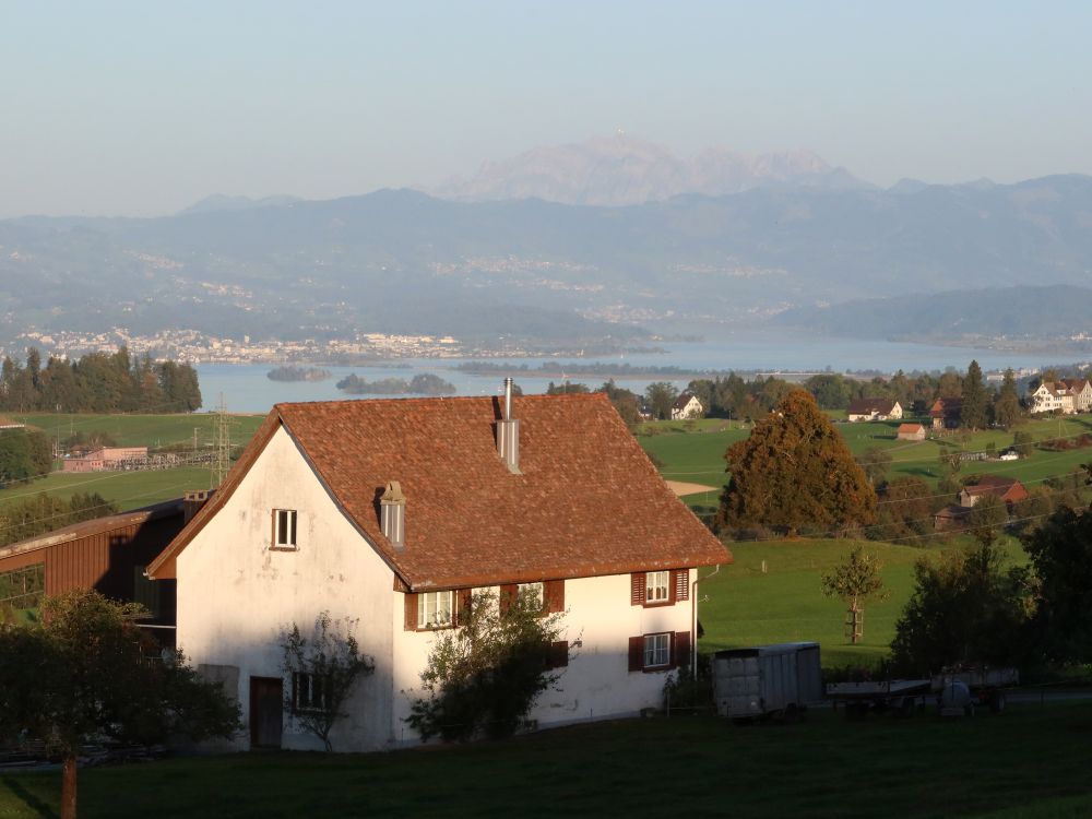 Rapperswil mit Seedamm und Säntis im Dunst