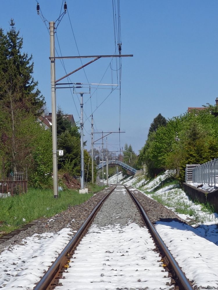 Bahnlinie mit Fusgngerbrcke